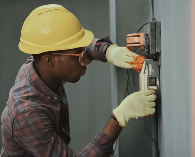 Tomada Esquentando em Viamão: Confira 4 Motivos eletricista carlos silva